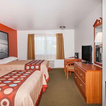 Super 8 By Wyndham Cloverdale Wine Country Exterior photo
